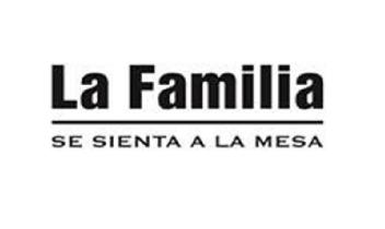 LA FAMILIA SE SIENTA A LA MESA