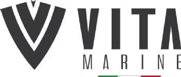 El logotipo de VITA MARINE posee un icono que hace referencia a una embarcacion de proa, como tambien a la propia V de la palabra vita. Asi mismo posee una bandera italiana, haciendo referencia a la nacionalidad del astillero