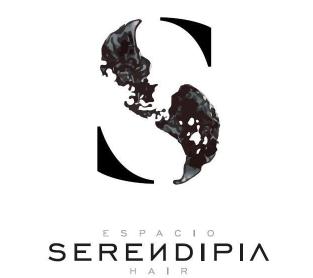 Espacio Serendipia Hair con letra S en grande en parte superior de denominativo, con parte central difuminada en colores blanco y negro y escala de grises