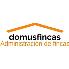 Logo: Tejado Naranja (color según directriz de marca) y texto: DOMUSFINCAS_ADMINISTRACIÓN DE FINCAS