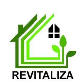 Casa con hojas en el lateral, una ventana y tres tonos de verde