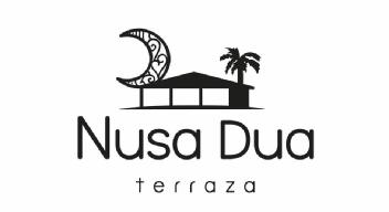 Imagen de una caseta con una luna creciente dibujada con corazones y una palmera que sale desde dentro