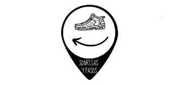 Imagen de SÍMBOLO DE LOCALIZACIÓN GPS, ZAPATILLA DE MONTAÑA Y FLECHA CURVA HACIA ARRIBA DE DERECHA A IZQUIERDA. LETRAS BLANCAS SOBRE FONDO NEGRO