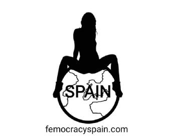 Imagen de Es una mujer sentada sobre el mundo y contiene la palabra SPAIN y la web femocracyspain.com