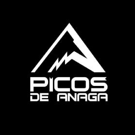 Imagen de Logo en blanco y negro que simula una montaña con ocho picos integrados en el mismo logo y debajo, las letras en horizontal de (Picos de Anaga) cuyo nombre es Bitshumishi