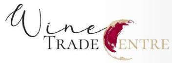 Imagen de Está en inglés y significa Centro Comercial del Vino. La C de Centre figura como una mancha de vino en alusión a la dedicación de la empresa