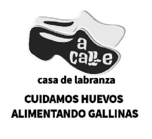 Imagen de A CALLE casa de labranza cuidamos huevos alimentando gallinas