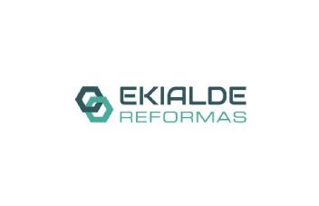 Imagen de EKIALDE REFORMASDOS FIGURAS HEXAGONALES ENTRELAZADAS UNA DE CADA COLOR A CONJUNTO DE EKIALDE REFORMAS COMO DENOMINATIVO