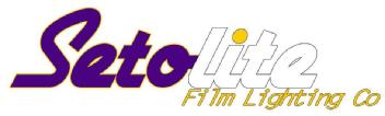 Imagen de La palabra Setolite viene dividida en dos colores: Seto en morado conborde amarillo y lite en blanco con borde negro, pintando además el punto de la i en amarillo.Debajo, el claim Film Lighting Co está escrito en amarillo con borde negro