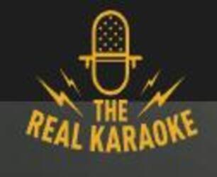 Imagen de El distintivo lleva el nombre the real karaoke, un micrófono y unos rayos eléctricos, amarillo sobre negro