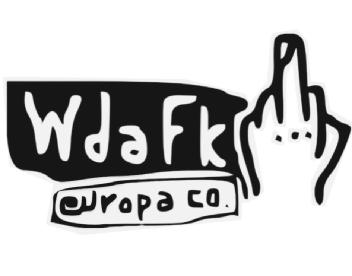Imagen de Logotipo rectangular con letras en su interior y dice, wdafk europa co. En color blanco y negro. Y una mano a l derecha de los rectángulos