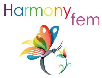Imagen de LA PALABRA HARMONYFEM CON DIVERSOS COLORES Y EN DOS LINEAS, ACOMPAÑADA DE UNA MARIPOSA MULTICOLOR