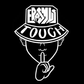 Imagen de Una cara con un gorro de pescador que tapa los ojos mientras hace el gesto de silencio