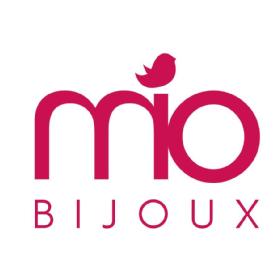 Imagen de Composición tipográfica del nombre mío acompañado de una silueta de pájaro que sustituye la tilde correspondiente a la ortografía de la palabra mío.La palabra bijoux es una palabra francesa que traduce bisutería